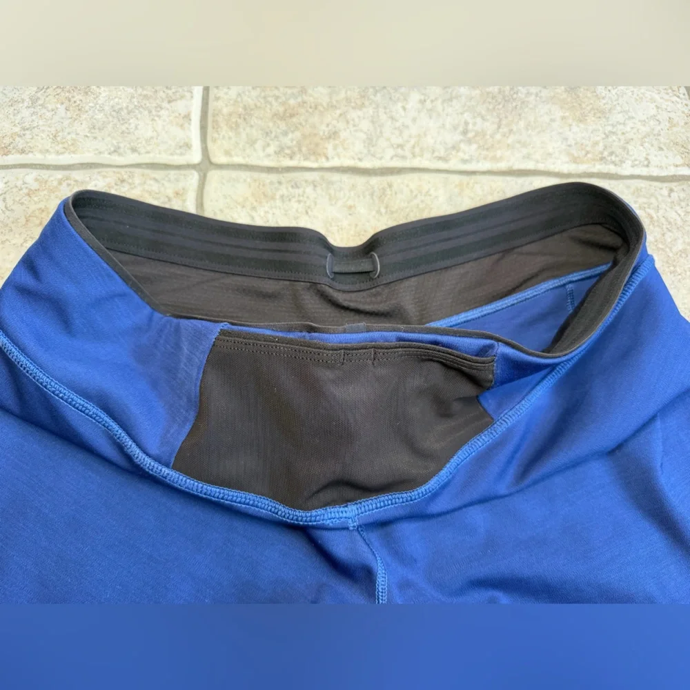 Patagonia women’s Royal Blue Leggings with Black Panels size large